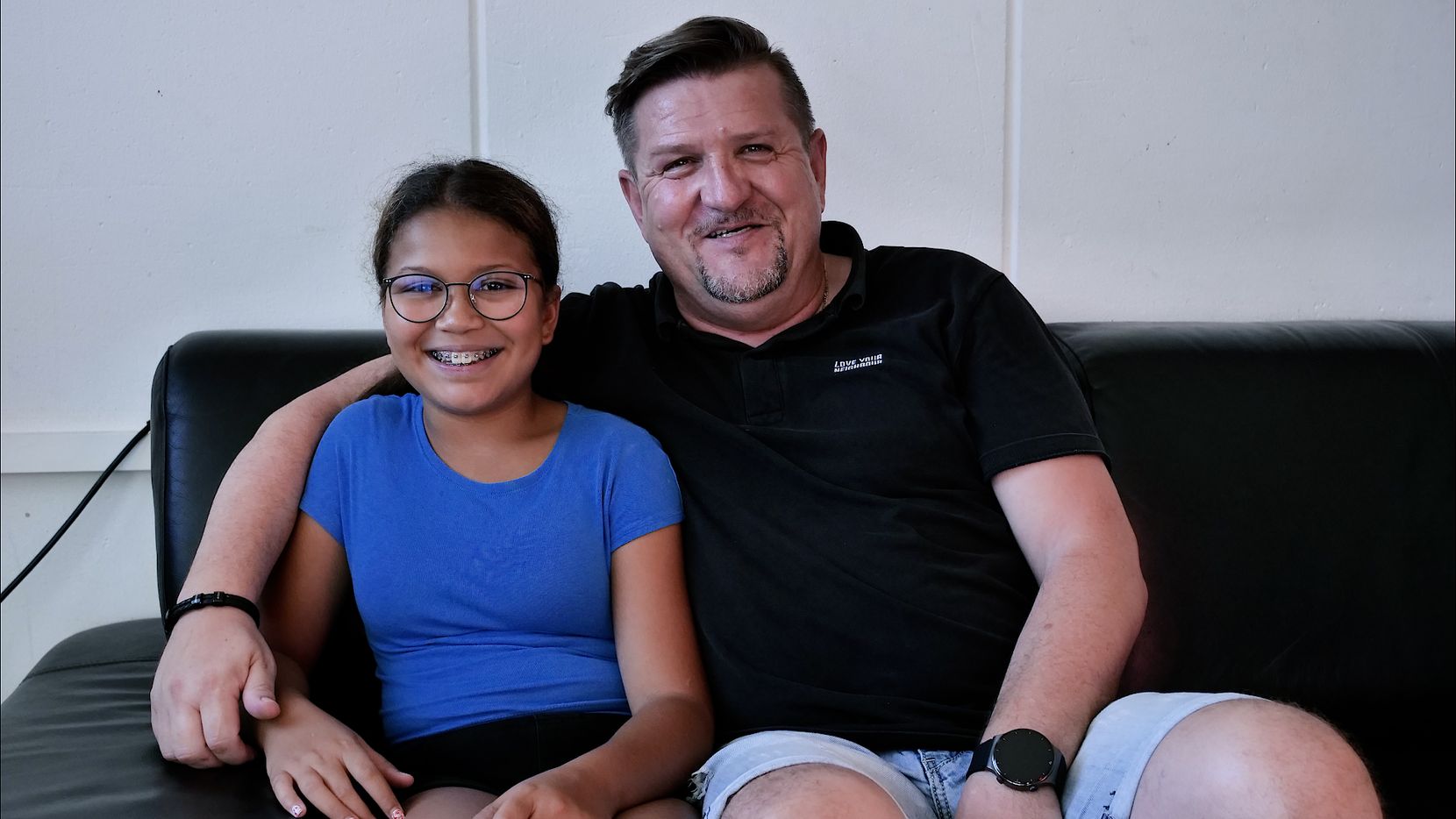 Amanda und ihr Vater Meck Walther sitzen auf dem Sofa nach der Klasse bei Headstrong.